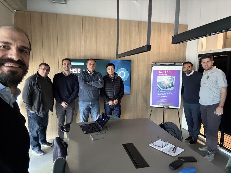 Equipo de ENE IA LAB en una reunión de vertical